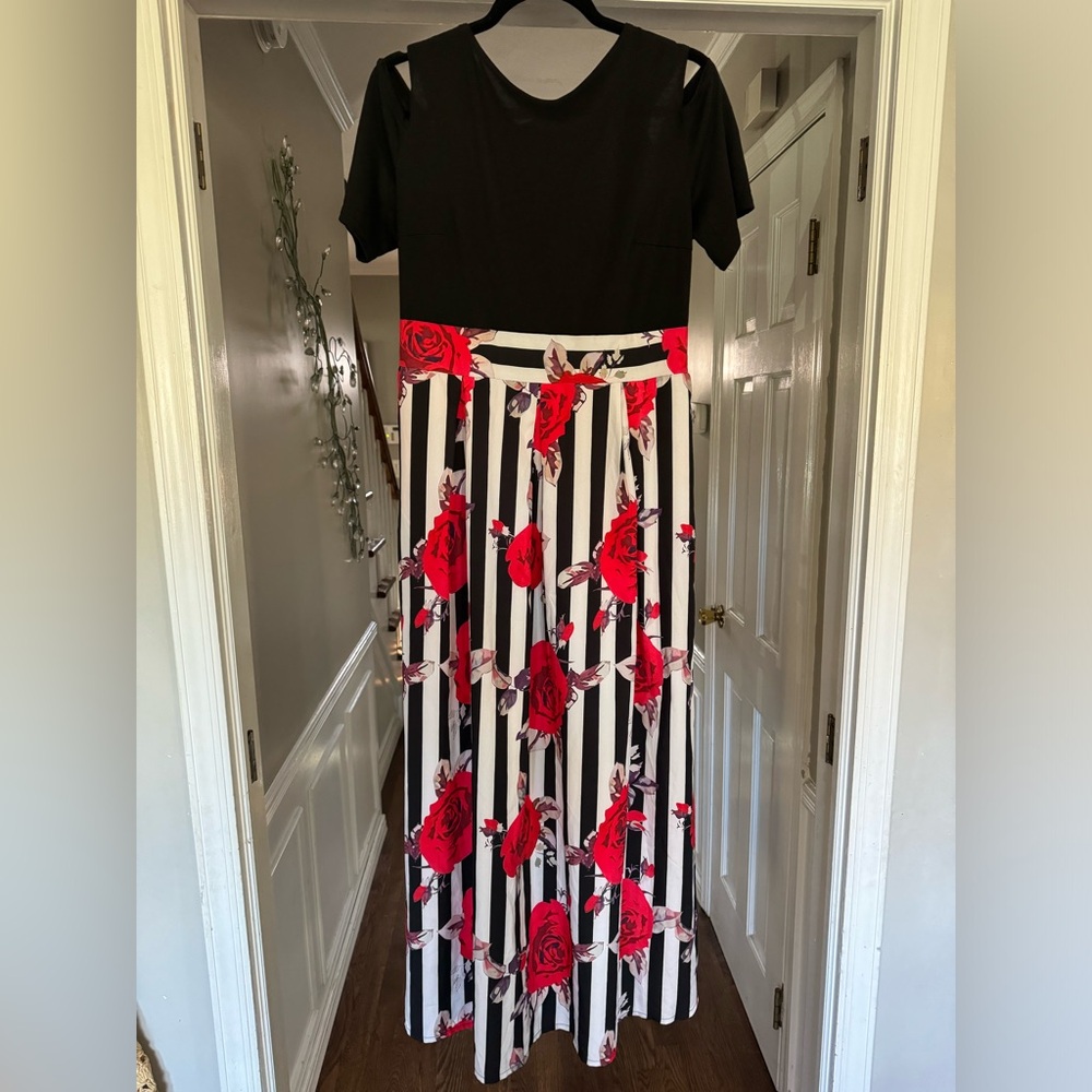 Long Maxi dress Size Large. Peekaboo sleeves and it has pockets!!